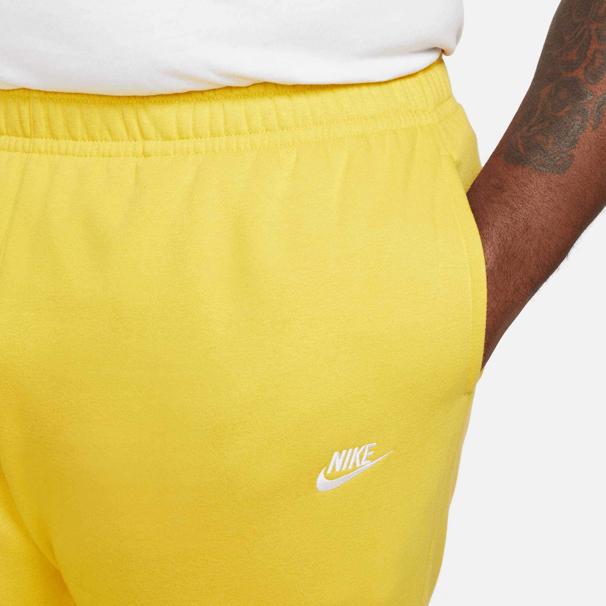 Flipper Vakman stil Nike Men's Essential Joggers Yellow Gold - Puffer Reds