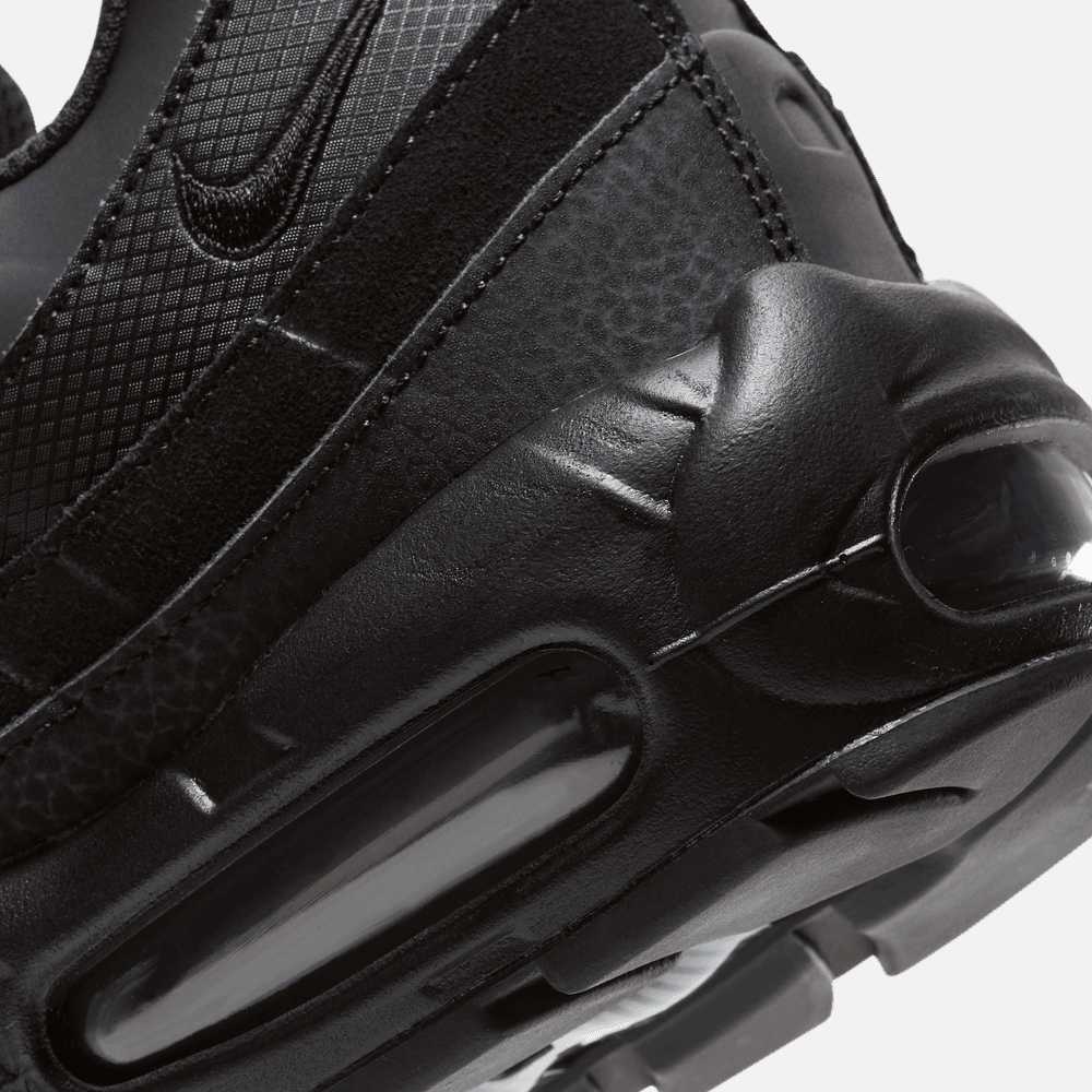 Nike Air Max 95 Essential 'Triple Black' - Puffer Reds