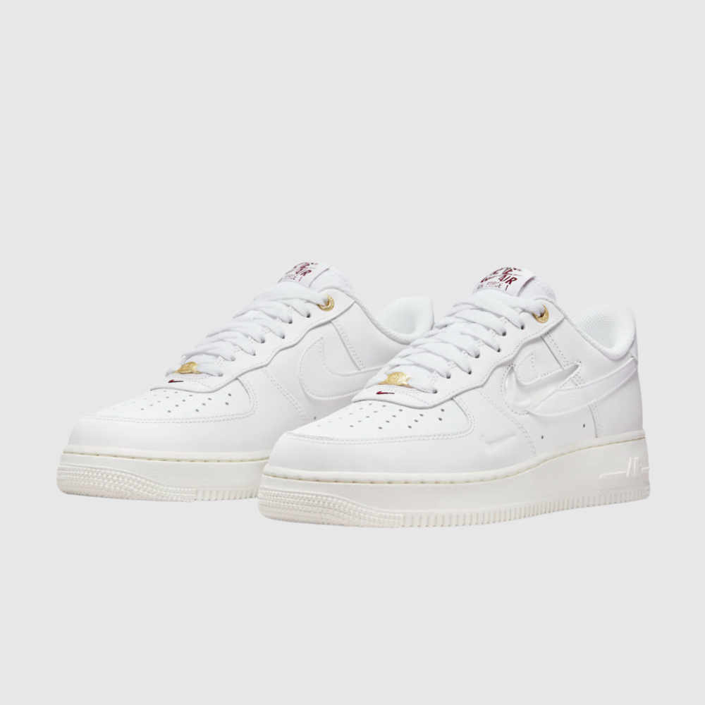 Nike Air Force 1 '07 LV8 NN sneakers in sail/sanded gold